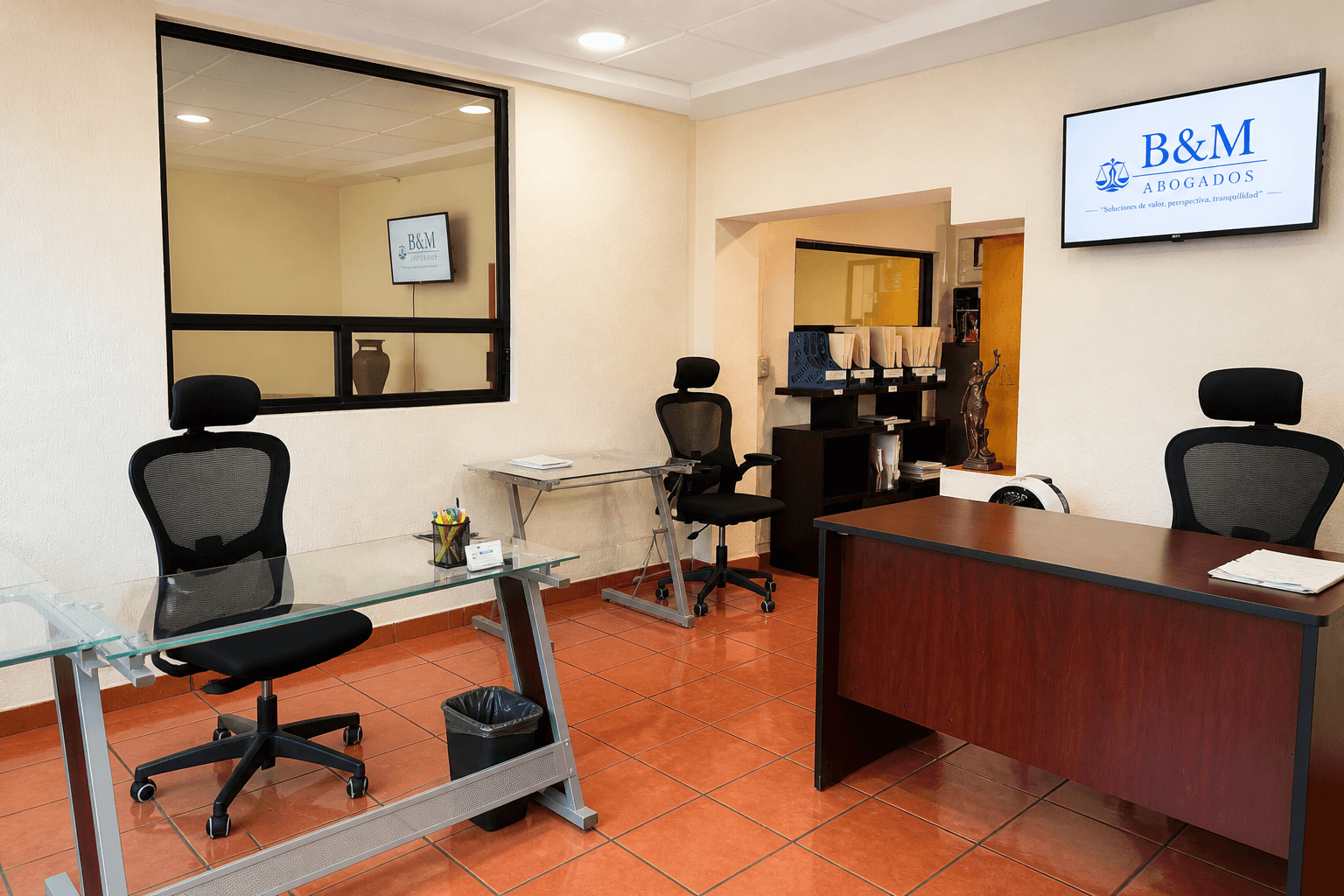Sala de trabajo con branding B&M Abogados